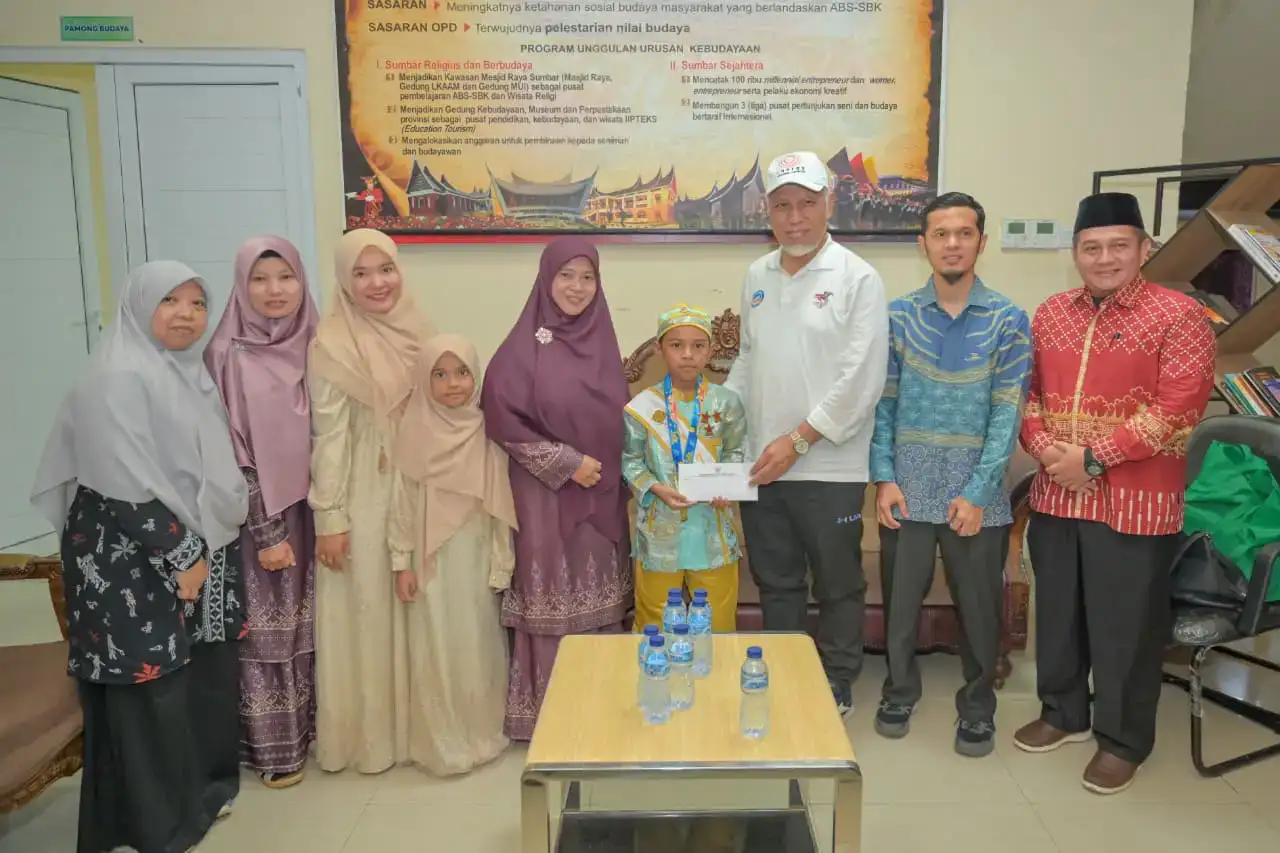 abdurrahman-ad-dakhil-lubis-peraih-juara-1-hafiz-indonesia-2026-mendapat-apresiasi-khusus-dari-gubernur-sumbar