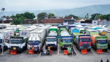truk-logistik-padati-pelabuhan-ketapang,-antrean-capai-12-km