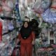 plastik-mahal-imbas-perang,-pemerintah-putar-otak-cari-pemasok-baru