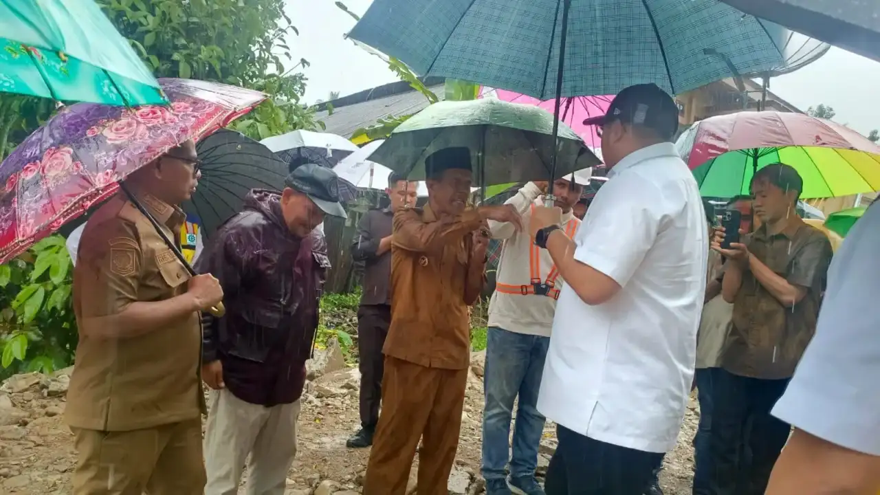 jembatan-dalam-pembangunan,-wabup-risnaldi-luruskan-isu-siswa-bertaruh-nyawa-di-lumpo