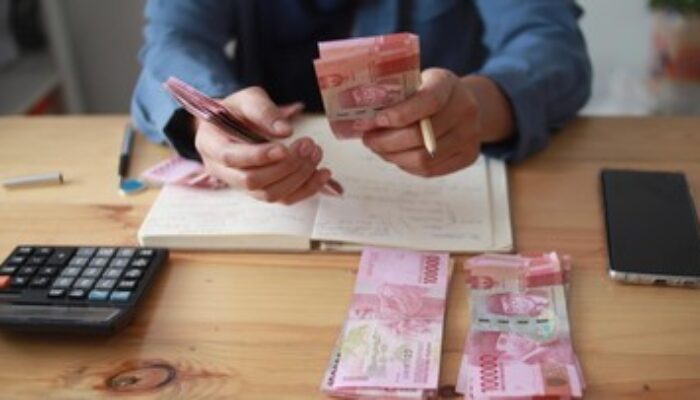 Rupiah Goyah, Masyarakat Cermat Kelola Keuangan, Utamakan Prioritas