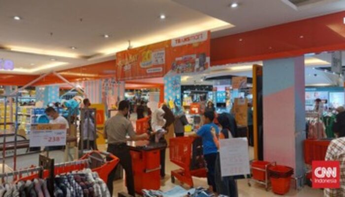 Transmart Gelar Diskon Besar, Pembeli Serbu Produk Unggulan