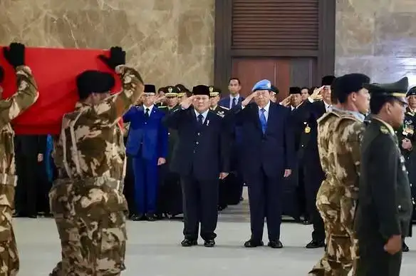 prabowo-beri-penghormatan-terakhir-kepada-tiga-prajurit-tni-yang-gugur-di-lebanon