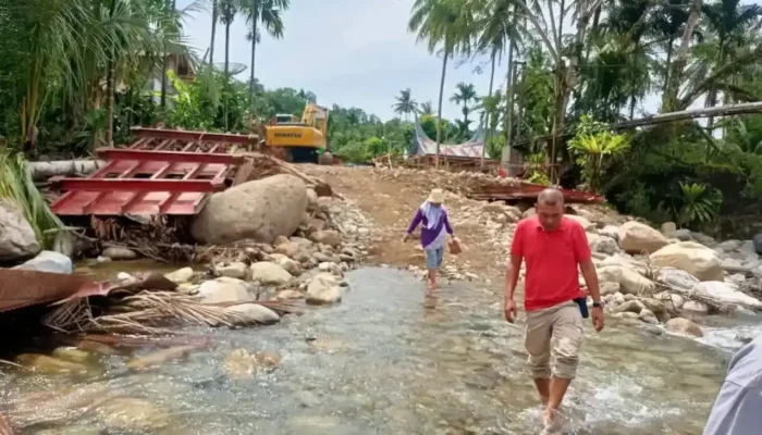 Jembatan Gantung Atasi Lori Maut Siswa Pesisir Selatan