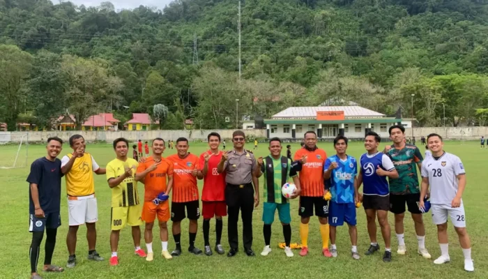 Polres Pessel Gandeng Painan FC, Beri Bantuan Bola