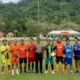 dukung-kemajuan-olahraga,-wakapolres-pessel-serahkan-bola-kaki-untuk-painan-fc