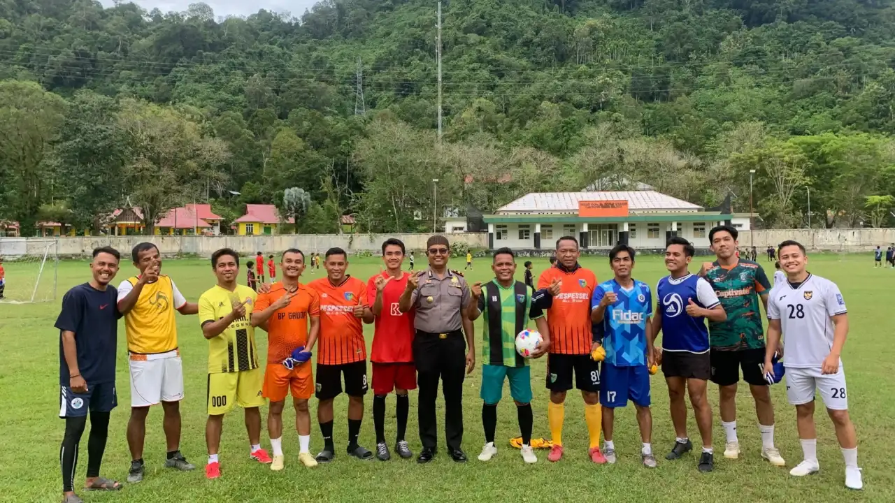 dukung-kemajuan-olahraga,-wakapolres-pessel-serahkan-bola-kaki-untuk-painan-fc