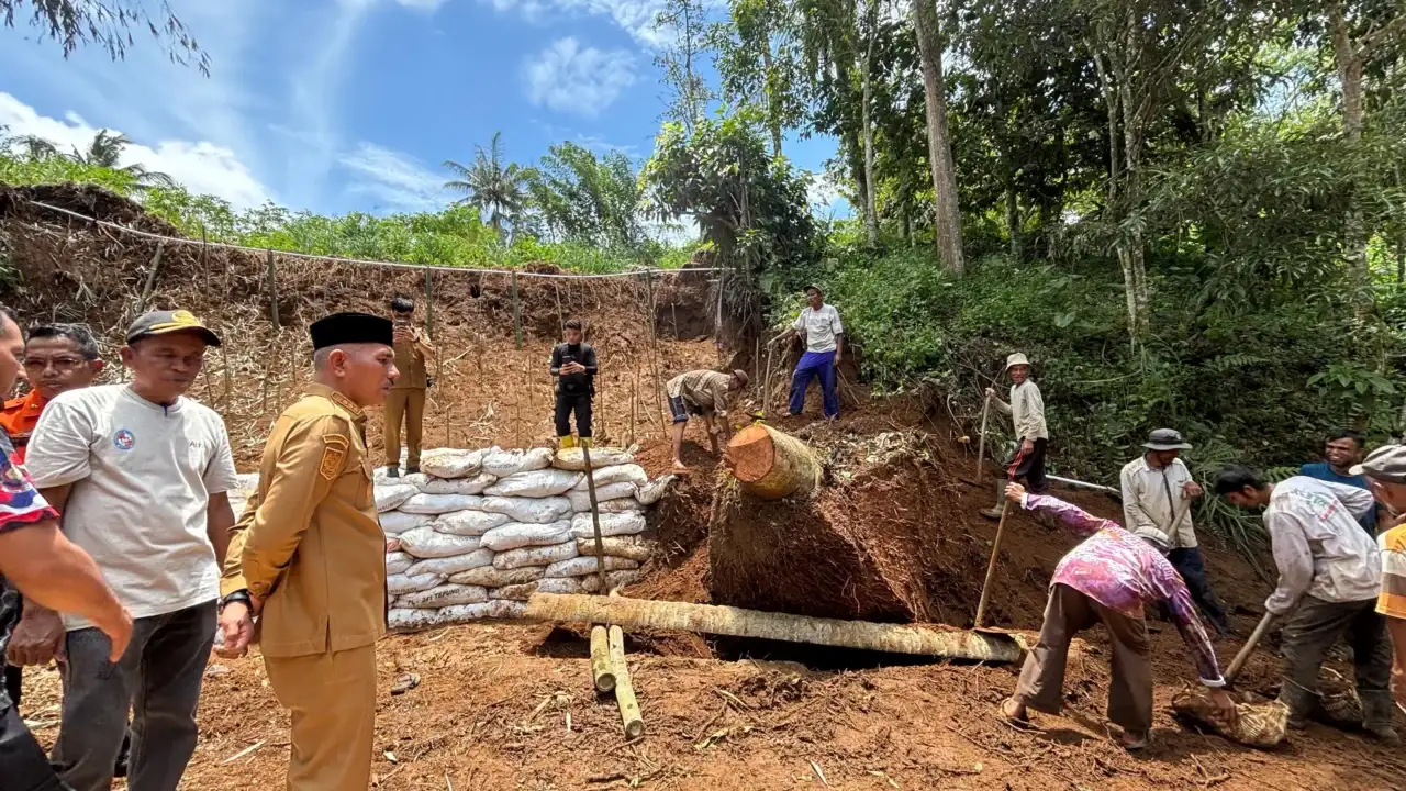 pasca-bencana,-bupati-limapuluh-kota-safni-gelorakan-semangat-gotong-royong