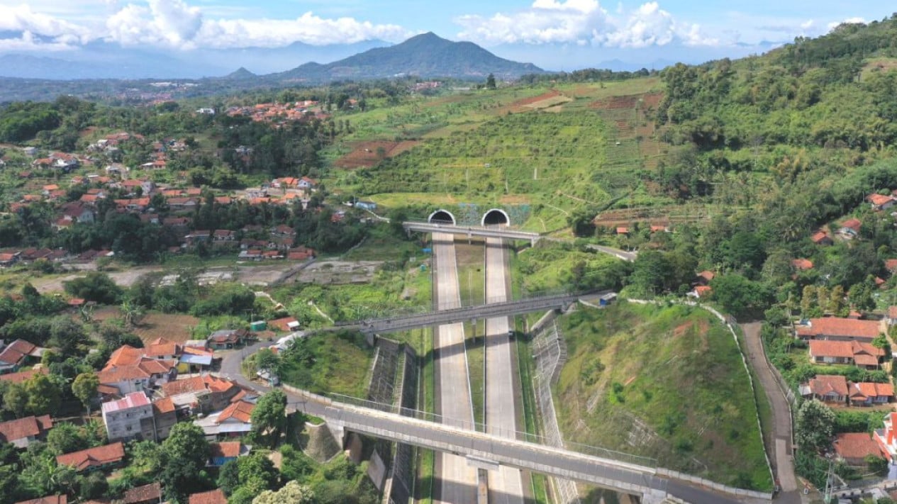 ada-retakan-sepanjang-80-meter-sedalam-2-meter-di-tol-cisumdawu,-pengelola-lakukan-ini