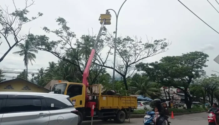 Dishub Padang Perbaiki Lampu Jalan di Kawasan Indarung