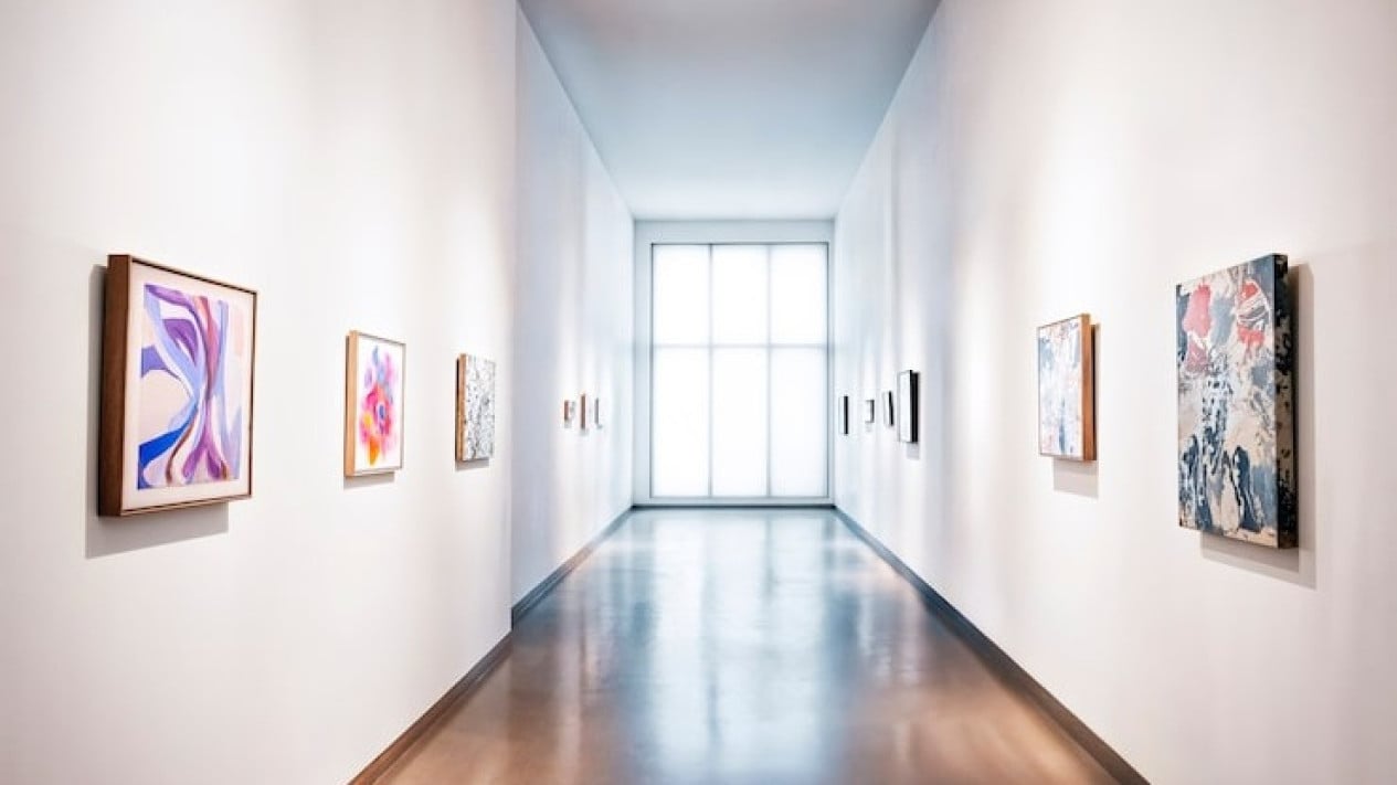 tren-baru-di-ruang-tamu:-layar-tv-bisa-jadi-galeri-seni