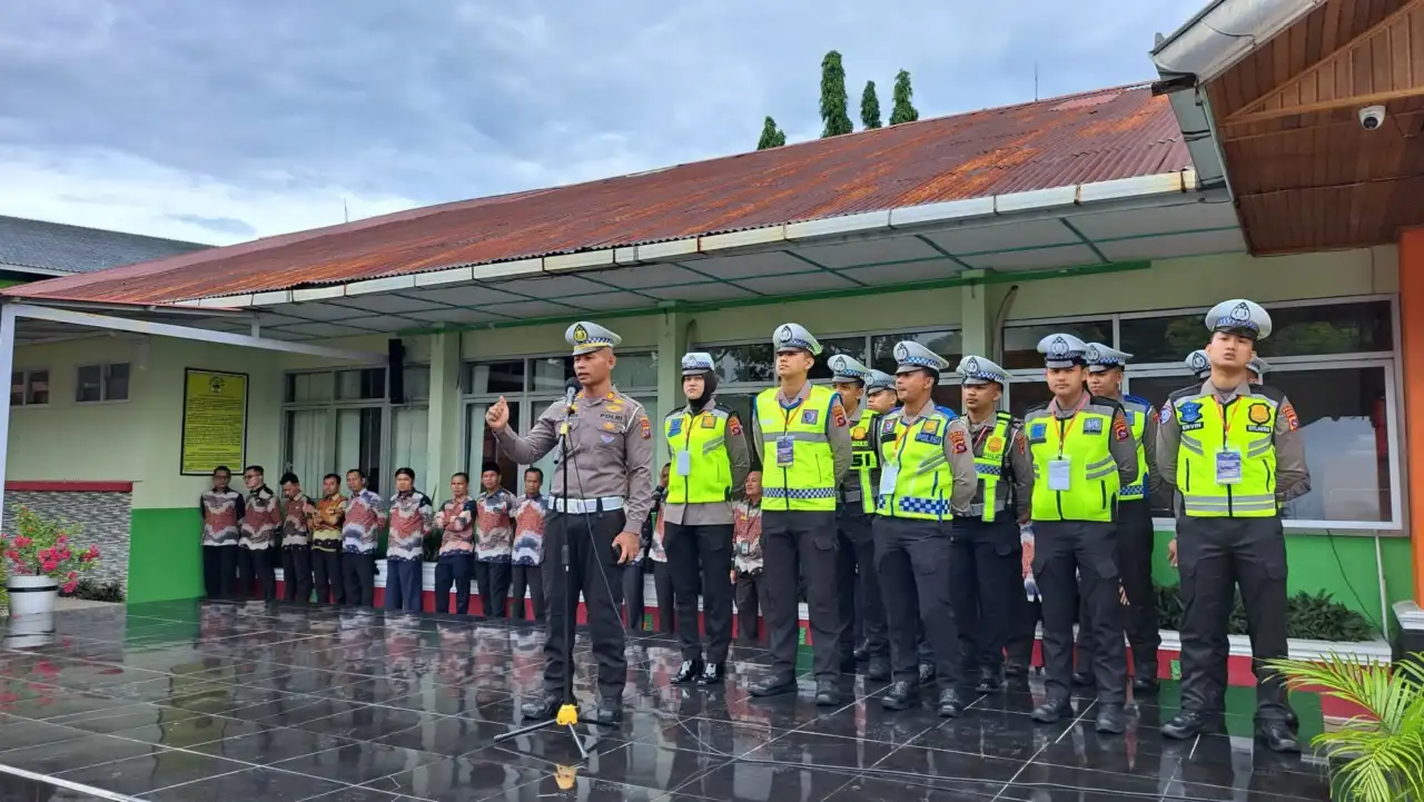 siswa-dikbang-spn-padang-besi-edukasi-tertib-lalu-lintas-di-man-2-padang