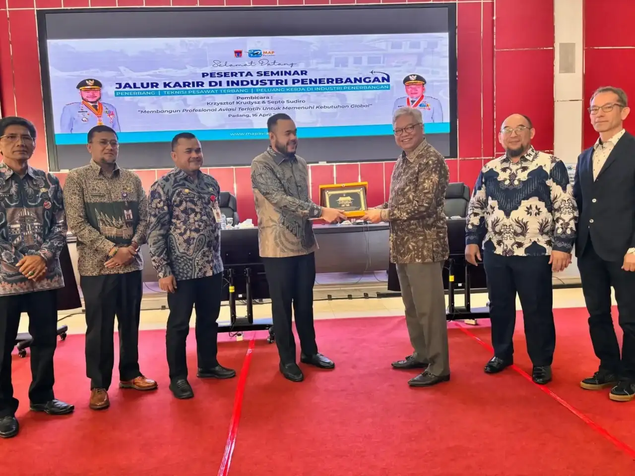 mimpi-wako-fadly-amran:-padang-punya-sekolah-penerbangan