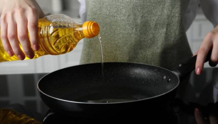 Harga Plastik Naik, Bahan Dapur Ikut Tertekan