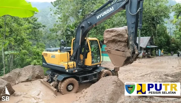 Alat Berat Buka Akses Dua Nagari di Pessel