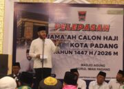 wako-fadly-amran-lepas-386-jemaah-calon-haji-kloter-i-kota-padang