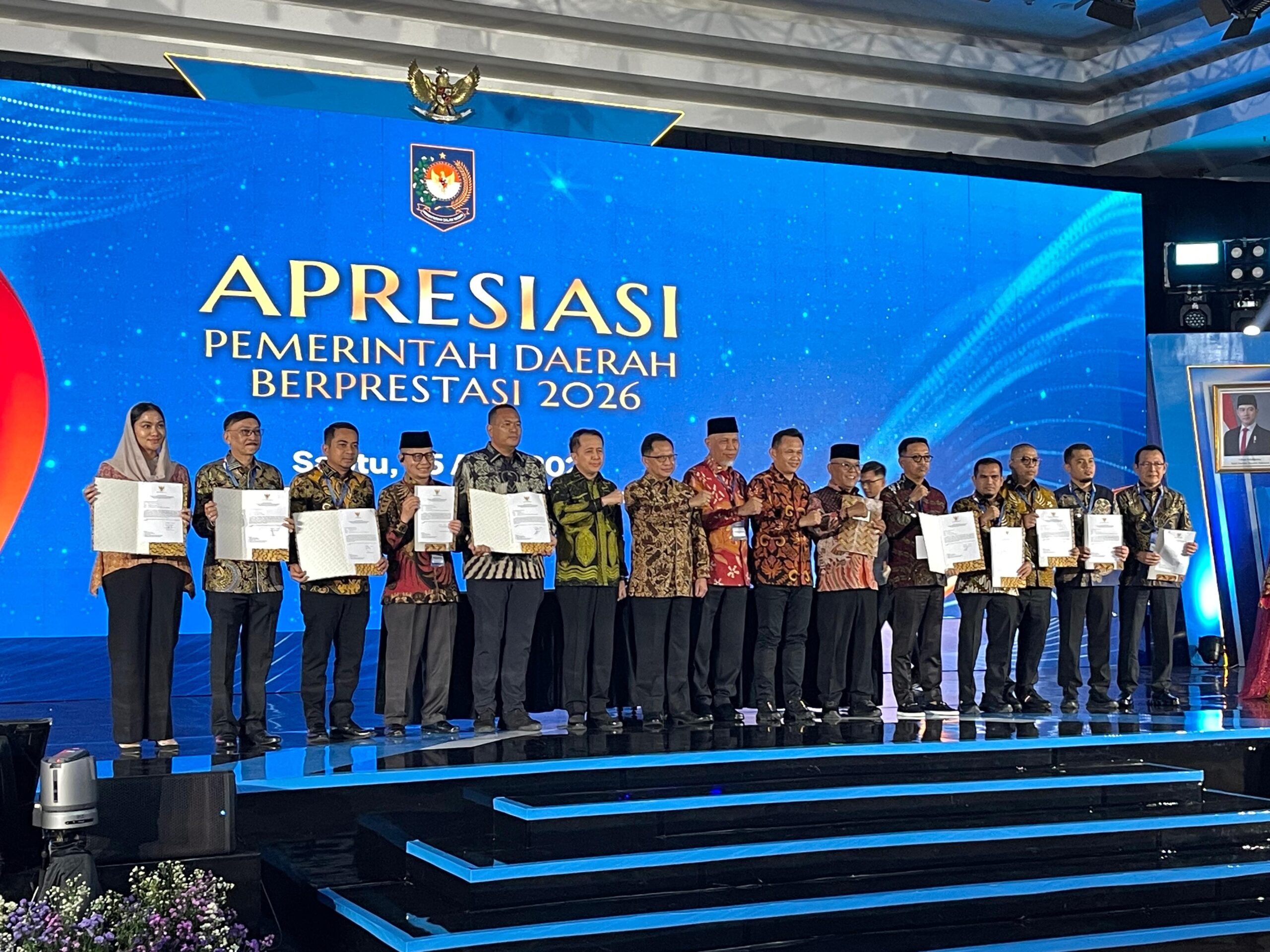 gubernur-mahyeldi-bangga,-tiga-daerah-di-sumbar-raih-penghargaan-nasional