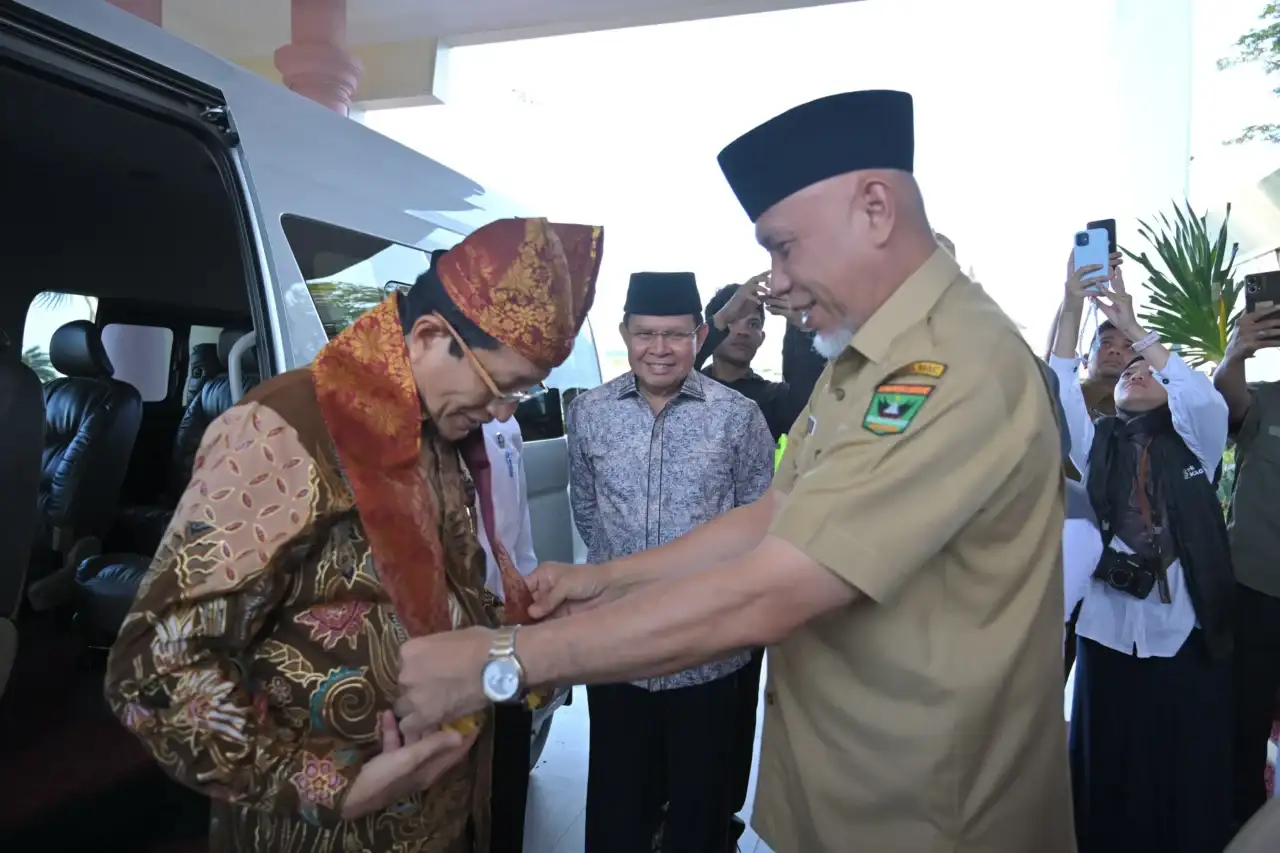 gubernur-mahyeldi-sambut-menteri-agama-di-bim-dengan-nuansa-adat-minangkabau