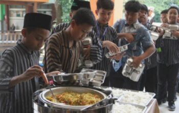Zulhas Instruksikan Percepatan Distribusi Program Makan Bergizi Gratis di Sekolah Agama