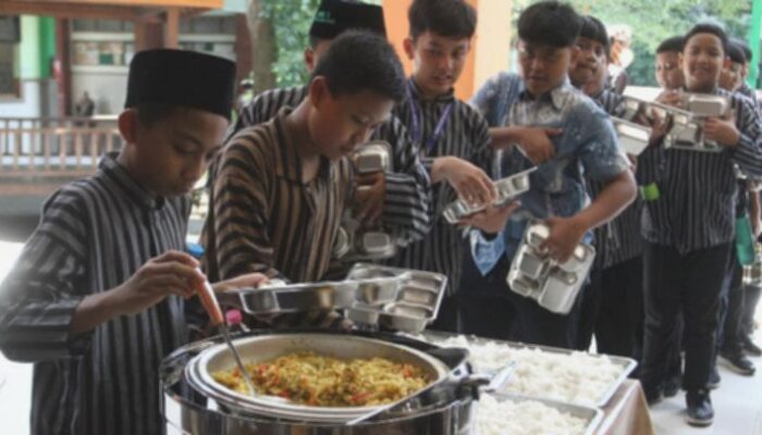 Zulhas Instruksikan Percepatan Distribusi Program Makan Bergizi Gratis di Sekolah Agama