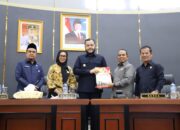 wako-fadly-amran-hadiri-rapat-paripurna-penutupan-masa-sidang-ii-dprd-padang