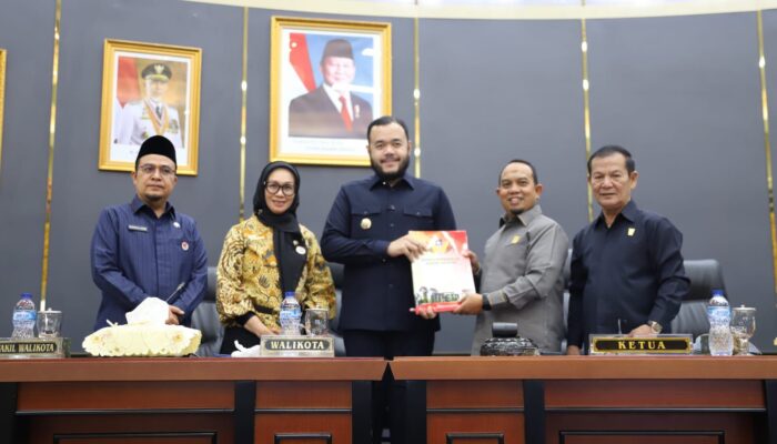 Fadly Amran Hadiri Paripurna Penutupan Masa Sidang II Padang