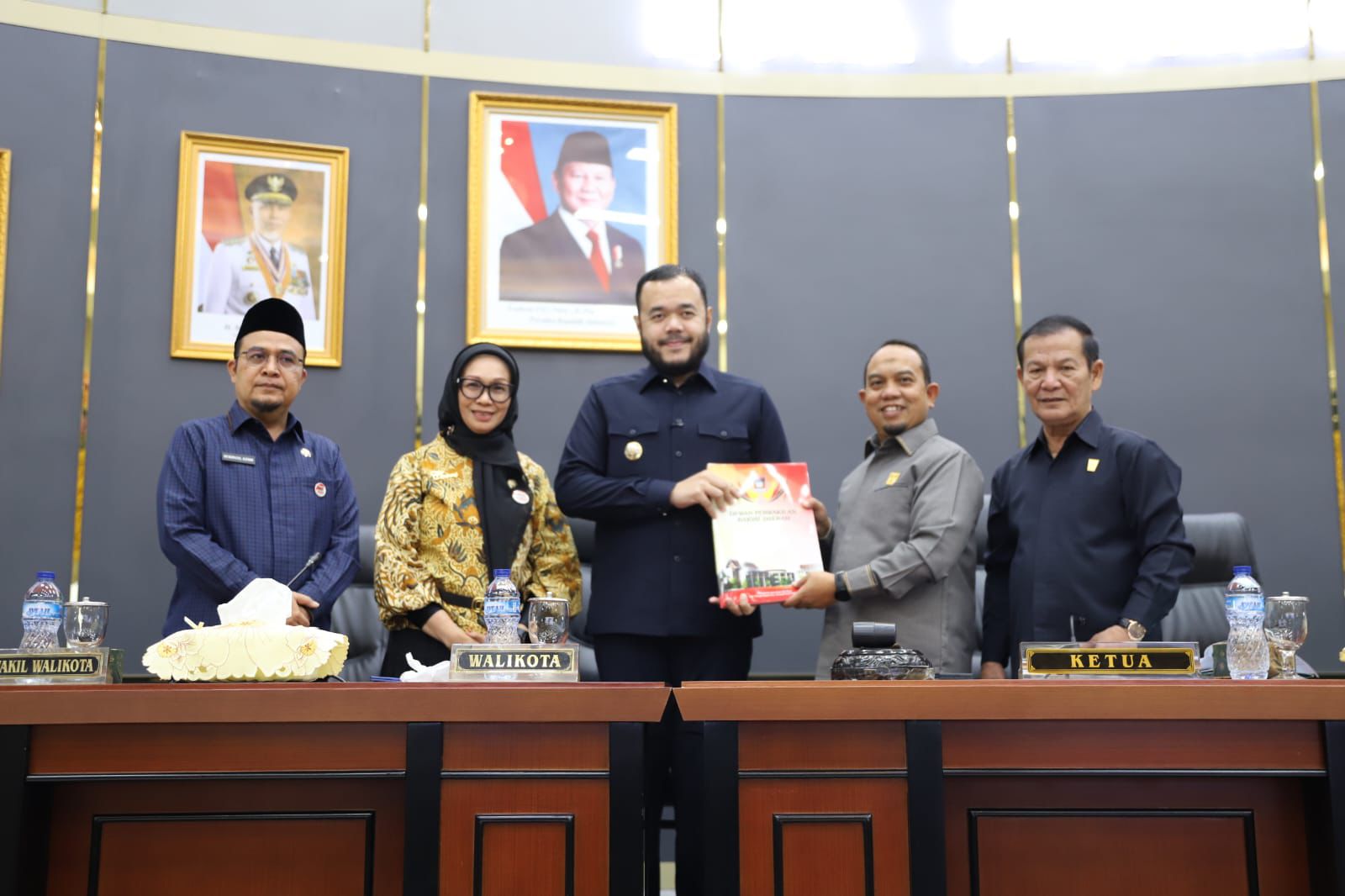 wako-fadly-amran-hadiri-rapat-paripurna-penutupan-masa-sidang-ii-dprd-padang