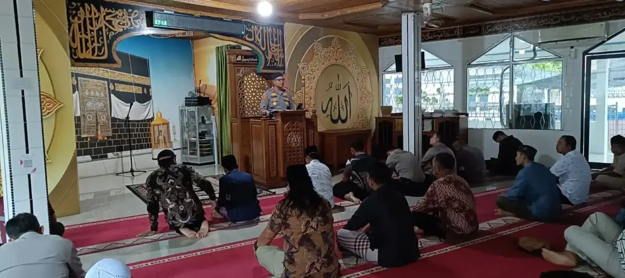 wakapolres-pessel-jadi-khatib-jumat-di-mesjid-nurul-hidayah-polres,-ajak-amar-makruf
