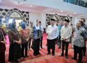 viral-isu-menteri-pariwisata-menggunakan-sepatu-di-masjid,-pemprov-sumbar-pastikan-itu-tidak-benar