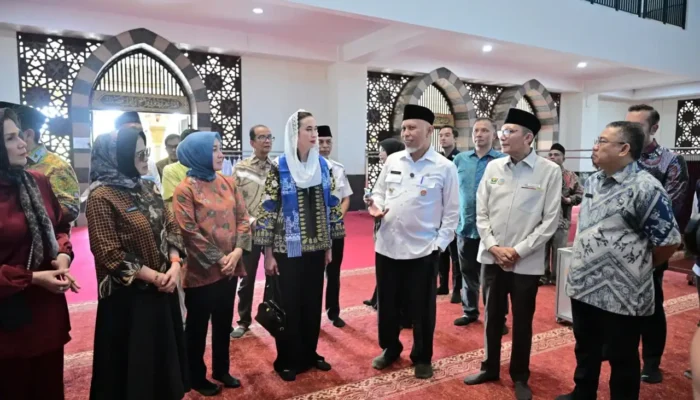 Pemprov Sumbar Luruskan Isu Sepatu Menteri di Masjid
