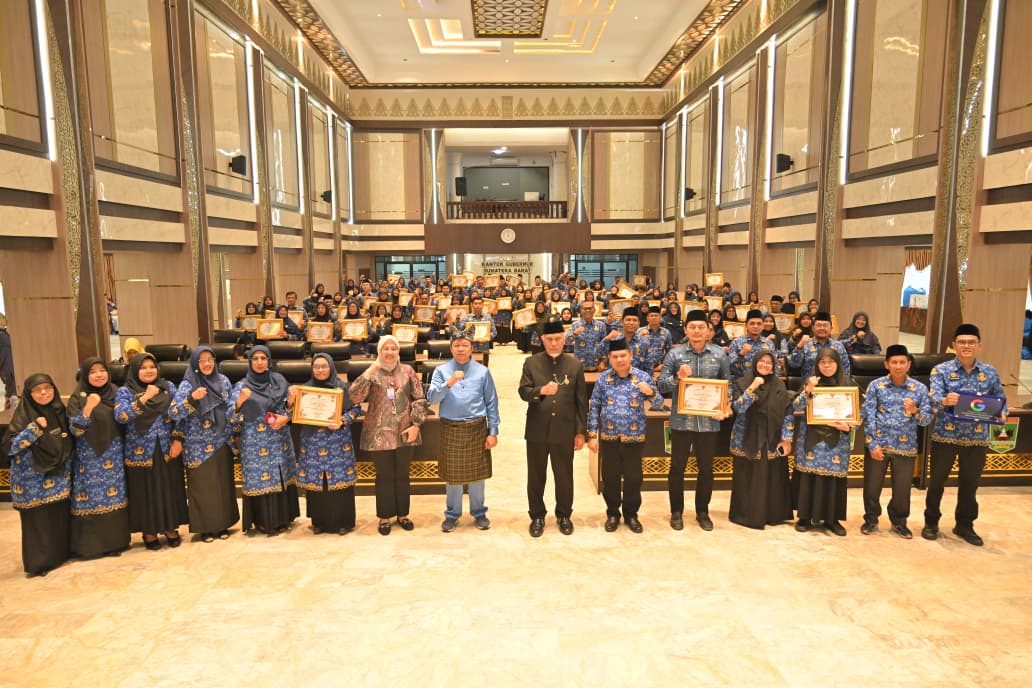 hardiknas-2026,-109-guru-dan-tenaga-kependidikan-sumbar-terima-penghargaan-gubernur