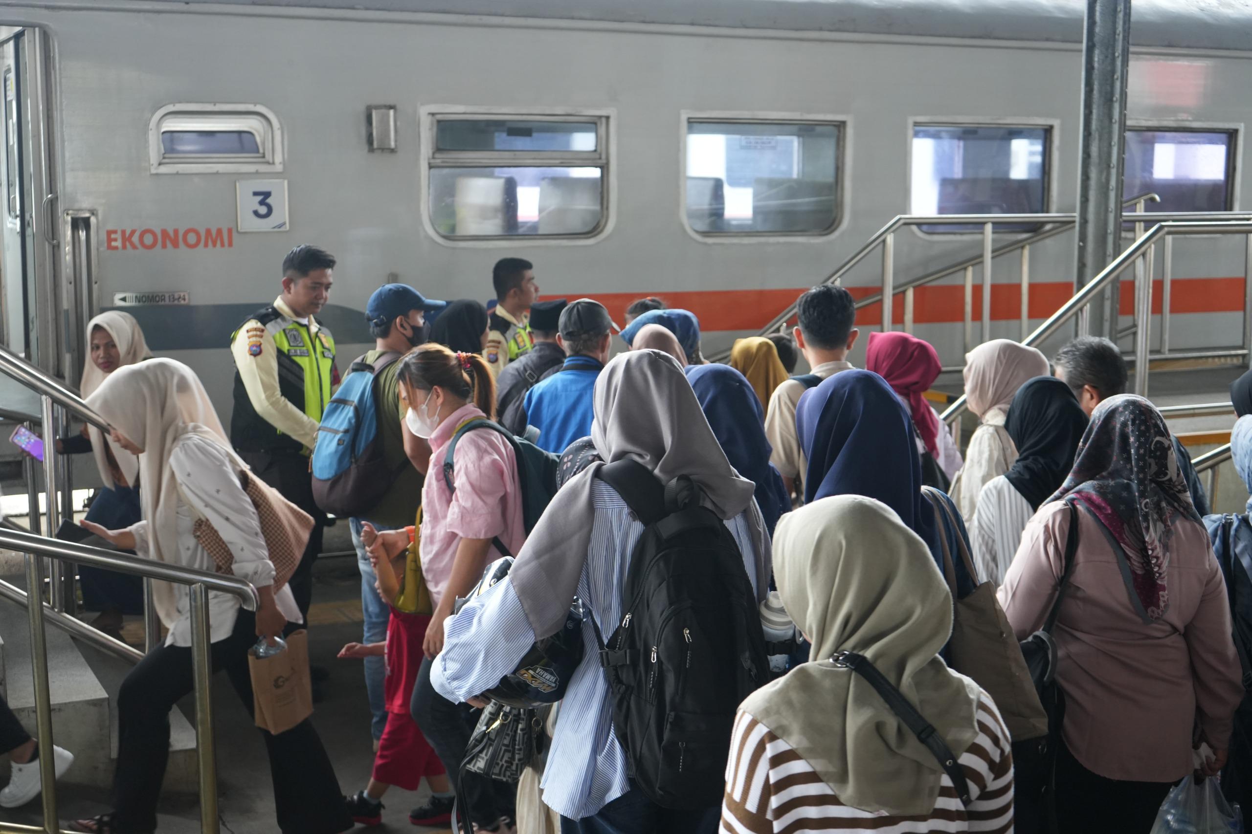 kai-divre-ii-sumbar-layani-23.817-penumpang-saat-libur-panjang