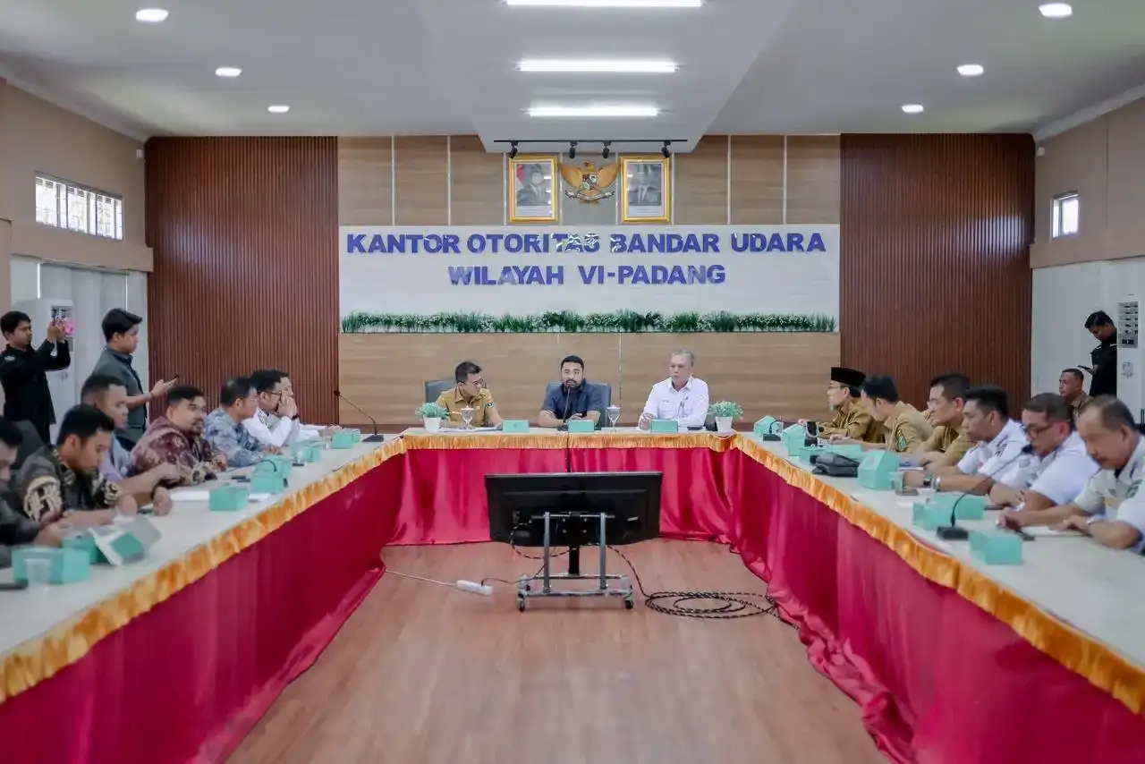 165-petugas-kembali-jaga-perlintasan-kereta-api-sumbar,-keselamatan-publik-jadi-prioritas-utama