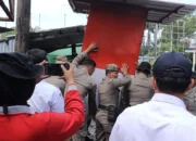 satpol-pp-padang-tertibkan-bangunan-liar-di-jalan-teuku-umar