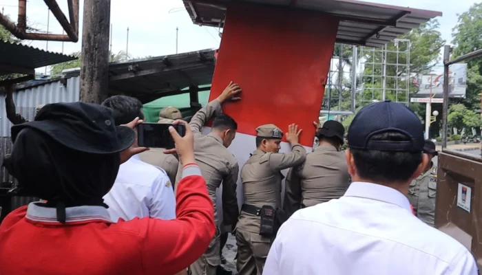 Satpol PP Padang Tertibkan Enam Bangunan Liar Teuku Umar