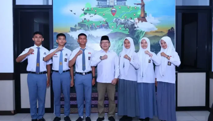Wali Kota Lepas Enam Calon Paskibraka Payakumbuh ke Padang