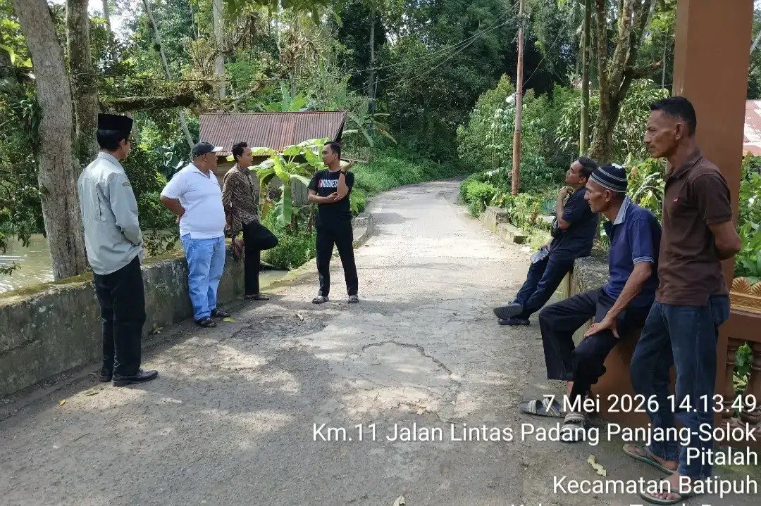 yonnarlis-tinjau-jalan-rusak-di-nagari-pitalah-batipuh