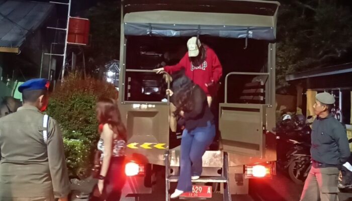 Satpol PP Padang Razia Karaoke, Amankan 14 Pemandu Lagu