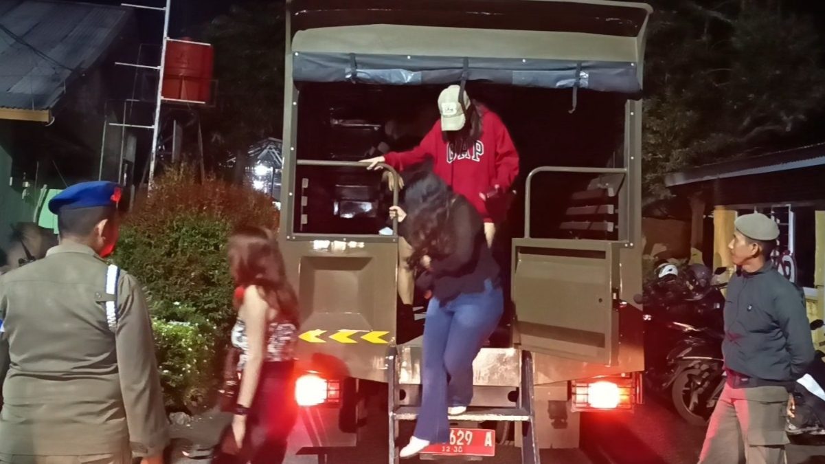 satpol-pp-padang-tertibkan-kafe-karaoke-langgar-jam-operasional