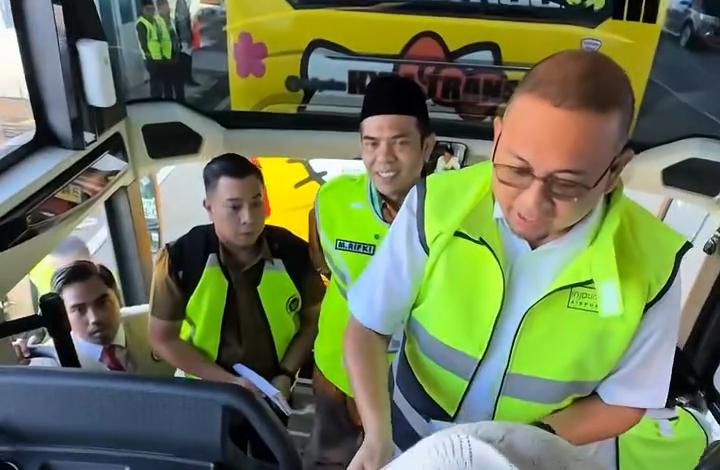 lepas-jch-kloter-14-embarkasi-padang,-andre-rosiade-beri-tambahan-uang-saku-100-riyal-per-jamaah