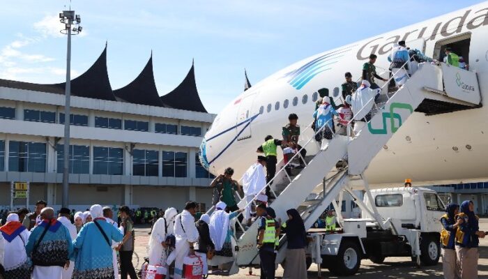 Kloter 14 Tuntaskan Pemberangkatan Haji Embarkasi Padang 2026