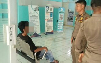 Satpol PP Padang Evakuasi Pria Mengamuk ke RSJ Saanin