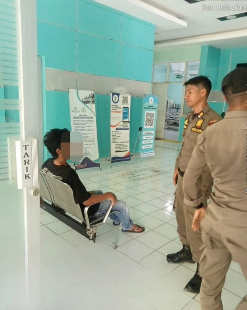 satpol-pp-padang-evakuasi-pria-mengamuk-ke-rsj-saanin