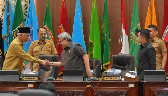 Mahyeldi Minta Ranperda Pendidikan dan Petani Lebih Realistis