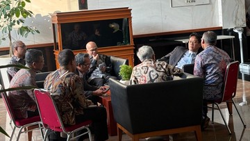 rupiah-tembus-rp17.500,-purbaya-gelar-rapat-dadakan-di-lobi-kemenkeu