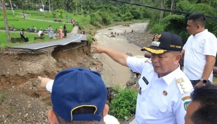 Bupati Pasaman Tinjau Titik Banjir Bandang Simpang Alahan Mati