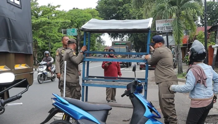 Satpol PP Padang Tertibkan Lapak PKL di Sejumlah Titik