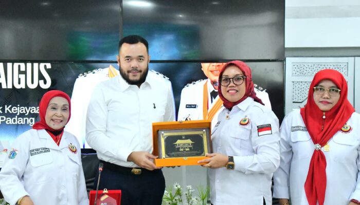 Fadly Amran Terima Bantuan Perantau Minang di Padang
