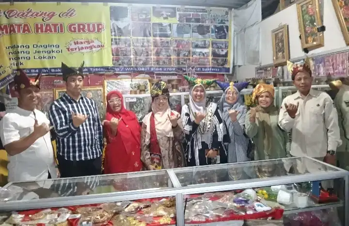 istri-menteri-tenaga-kerja-terkagum-kagum-dengan-tingkuluak-dan-deta-produksi-permata-hati