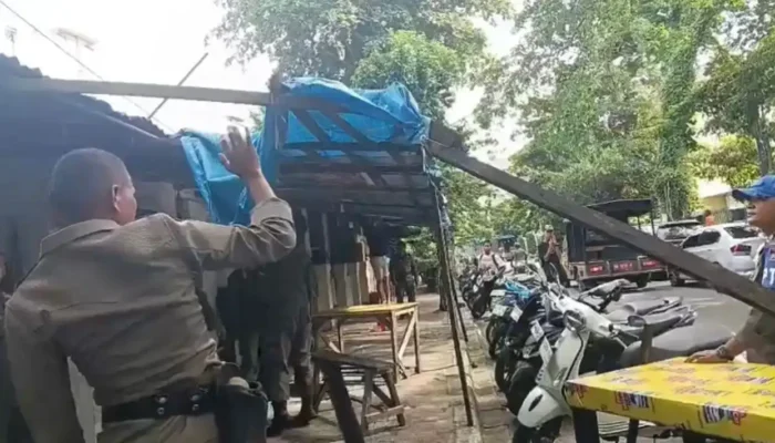 Satpol PP Padang Tertibkan Lapak PKL di Jalan Gereja